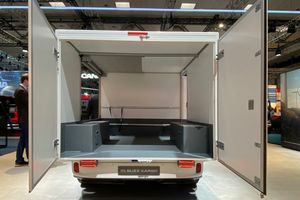  Der „ID. Buzz Cargo“ von Volkswagen mit Kastenaufbau 