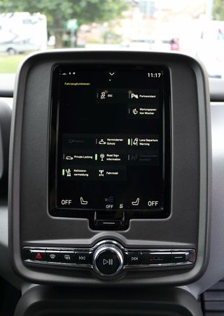 Alle wichtigen Fahrzeugfunktionen werden über den Touchscreen gesteuert