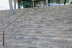  Gut zehn Jahre nach Eröffnung wurden die defekten Muschelkalkplatten gegen Platten aus Betonwerkstein ausgetauscht 