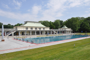  Das Volksbad in Mönchengladbach wurde 1926 im Jugendstil errichtet. Die Treppenanlage hat 88 Stufen 