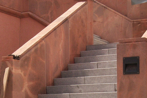  Die Treppenstufen und Podeste ziert ein Granitbelag. Um die historische Substanz des Treppenabgangs vor Schäden zu schützen, wurde der Naturstein auf der Treppendrainage „AquaDrain SD“ verlegt 