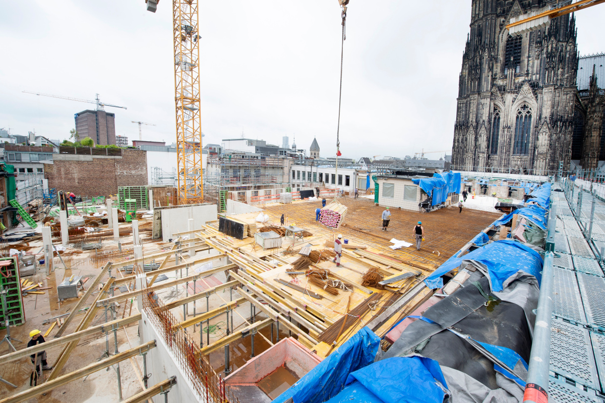 Hotelneubau hinter der unter Denkmalschutz stehenden Fassade des alten Kölner Dom-Hotels