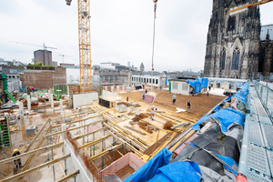  Hotelneubau hinter der unter Denkmalschutz stehenden Fassade des alten Kölner Dom-Hotels 