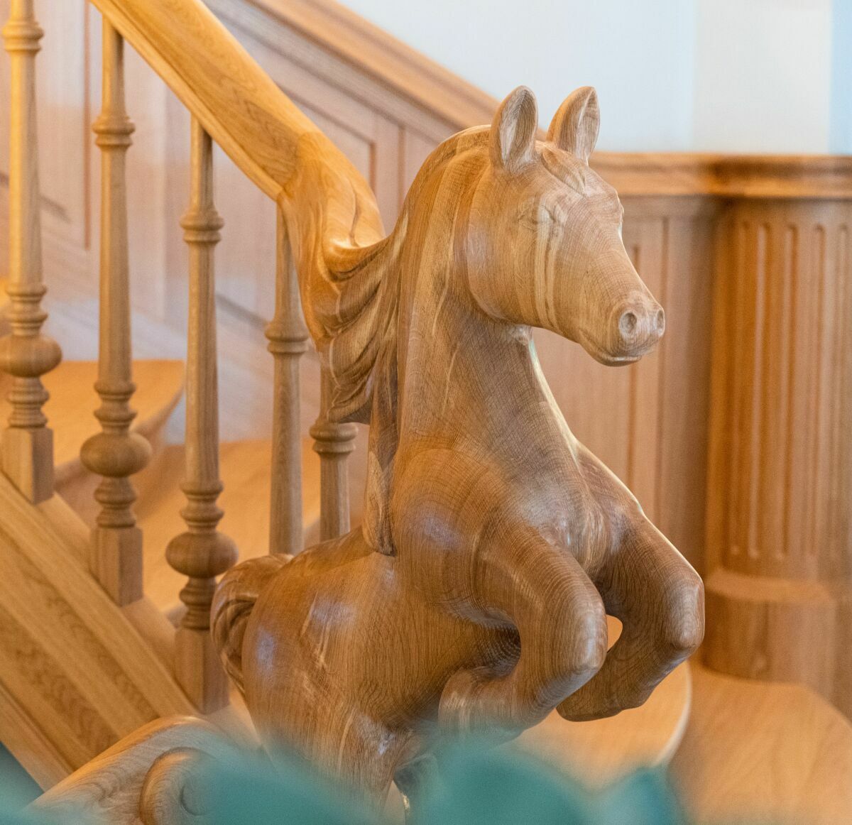 Das typische Oldenburger Pferd findet sich in der am Handlauf der Holztreppe in der „Oldenburger Mühle“