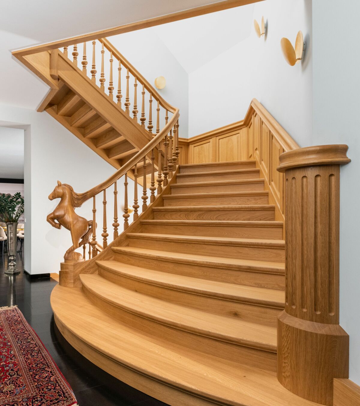Holztreppe mit Pferd für das neue Höffmann-Touristik-Center in
