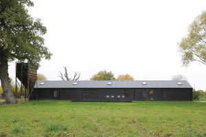  Langes Gebäude: Ein ehemaliger Hühnerstall in Suffolk wurde zu einer Druckerei mit Kunstgalerie umgebaut 