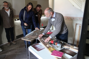  Restaurator Holger Kelm zeigte im LWL-Freilichtmuseums Detmold, wie schadhafte Stellen in Holzfußböden ausgebessert werden 