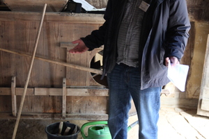  Restaurator Jörg Salle erläuterte, wie im LWL-Museum Lehmböden gepflegt werden 