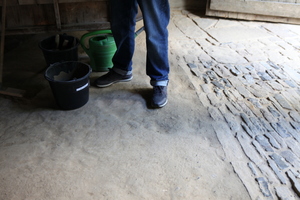  Ein Pflaster aus Naturstein wirkt wie eine Fußmatte. Gröberer Schmutz bleibt draußen und wird nicht ins Haus getragen 