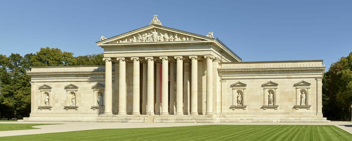 Für die Fassadenrestaurierung der Glyptothek am Münchner Königsplatz erhielten die am Bau Beteiligten den Bernhard Remmers Preis 2022 in der Kategorie „National“