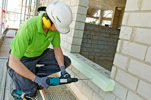  Vorgegebene Bohr- und Schraubmarkierungen dienen als Montagehilfe für den sicheren Randabstand zum Mauerwerk. Ideal: die einfache und sichere Stoßverbindung 