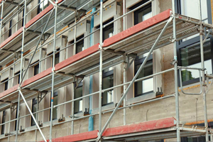  Der Anbau des ehemaligen RAG-Verwaltungsgebäudes in Bottrop wird aktuell saniert. Bei der Einbindung der zahlreichen Fenster in das neu aufgebrachte Wärmedämm-Verbundsystem kommen vorgefertigte Fensterzargen zum Einsatz 