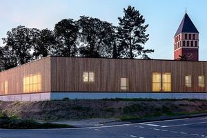  Die Fenster der nach Plänen des Atelier Brückner in Köln Troisdorf neu errichteten Kita St. Hippolytus befinden sich hinter einer Holzlamellenfassade 