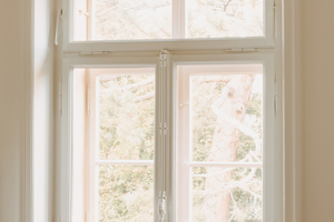  Das Außenfenster eines Baseler Wohnhauses erhielt im Außenfenster Originalglas und im Innenfenster Isolierglas 