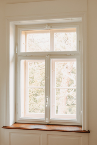 Das Außenfenster eines Baseler Wohnhauses erhielt im Außenfenster Originalglas und im Innenfenster Isolierglas