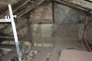  Das Mauerwerk im Dachstuhl wurde mit Dichtungsschlämmen und einem Sanierputz behandelt, um es langfristig zu erhalten 