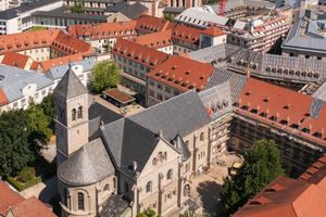  Das Zentrum der Kongregation der Schwestern des Erlösers ist mit seinen knapp 15000 m2 die größte zusammenhängende Liegenschaft in der Würzburger Innenstadt 