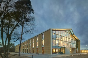  Eine ganzjährig natürliche Belüftung, eine Stampflehmfassade, die kaum graue Energie verursacht und ein lichtdurchflutetes Holzdach: Die Alnatura Arbeitswelt in Darmstadt hat die höchste DGNB-Zertifizierung in Platin und den Deutschen Nachhaltigkeitspreis Architektur 2020 erhalten 