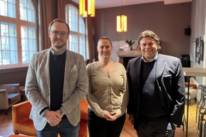  Der Vorstand des Industrieverbands Lehmbaustoffe (v.l.n.r.): Maximilian Breidenbach (Claytec Lehmbaustoffe), Lea Hart (Hart Keramik) und Thomas Bader (Lehmorange). 