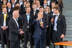  Zum Empfang der Deutschen Berufe-Nationalmannschaft nahm der Bundeskanzler von Philipp Kaiser einen aus Holz gefertigten Weihnachtsstern entgegen. Der Zimmerer aus Baden-Württemberg gewann bei der WM der Berufe – den WorldSkills 2022 – die Silbermedaille 
