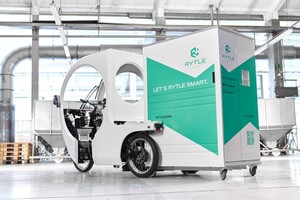  Form und Funktion: Über die elektrische Transportgabel in der Ladebucht im Europaletten-Standardmaß kann der "Rytle MovR3" Lasten wie die etablierte "Rytle Box" ergonomisch aufnehmen und sicher transportieren.  