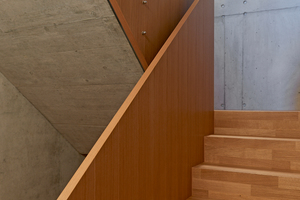  Die Trittstufen der Treppen wurden aus dem gleichen Eichenholz gefertigt, wie das Bauwerk-Parkett 