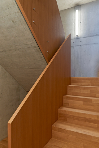 Die Trittstufen der Treppen wurden aus dem gleichen Eichenholz gefertigt, wie das Bauwerk-Parkett