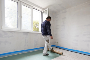  Die ?Knauf Schrenzlage?, ein Natronkraftpapier, das beidseitig mit Polyethylen beschichtet ist, schützt den Holzdielenboden auf der Holzbalkendecke 