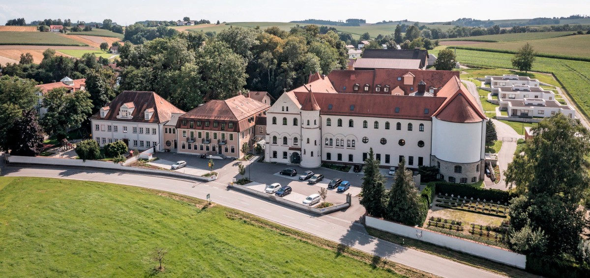 Vom Kloster zum offenen Mehrgenerationenhaus: Das Parkwohnstift Tettenweis ist Seniorenzentrum und Tagesstätte in Einem