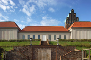  Ostansicht der Mathildenhöhe, im Hintergrund der Hochzeitsturm. In der Mitte die langgestreckte Halle 2 mit den wieder freigelegten Fensteröffnungen. Seitlich davon die Hallen 1 (links) und 3 (rechts) 