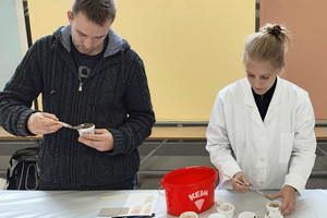  Die Schülerinnen und Schüler der Münchner Meisterschule mischen mit angeteigten Farbpigmenten die nachgewiesenen Farbtöne vom Brunnenhof der Münchner Residenz 