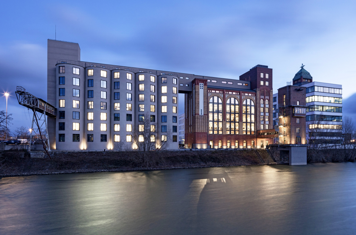 Nach Abschluss der Sanierung und Umnutzung der Plange Mühle im Düsseldorfer Rheinhafen befinden sich in den Betonsilos Arztpraxen und Büros