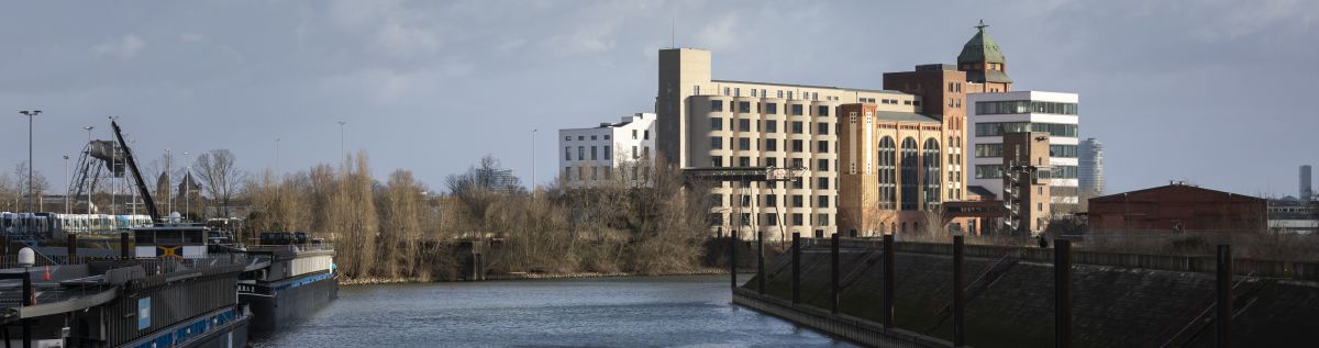 Nach Abschluss der Sanierung und Umnutzung der Plange Mühle im Düsseldorfer Rheinhafen befinden sich in den Betonsilos Arztpraxen und Büros