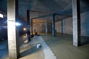  Auf den bis zur Sättigung gewässerten Betonboden des Trinkwasser-Hochbehälters in Cadolzburg wurde der zementgebundene feinkörnige Dichtungsmörtel „Sika-110 HD“ als Haftbrücke aufgebracht 