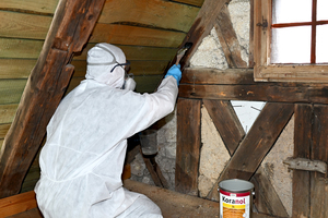  Im Nachgang der Bohrlochdrucktränkung (Verpressung) wird die Oberfläche mit dem Holzschutzmittel behandelt 