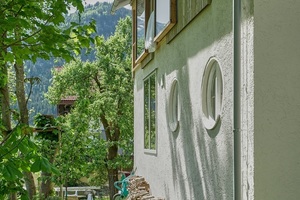  Das Wohnhaus in Bad Hindelang nutzt die zum Abriss freigegebene ehemalige Wählvermittlungsstelle der Post als Basis für neues Wohnen. 
