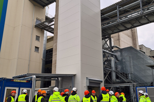  Ein Teil der Gäste besichtigte am Nachmittag das Zementwerk Rohrdorf. Eine wichtige Station war die CO2-Rückgewinnungsanlage, die im Hintergrund zu sehen ist.  