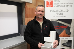 Stefan Petry zeigt das Fensterbankanschluss-System von Fixotherm 