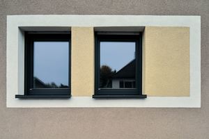  Differenzierung mit verschiedenen Farbtönen und Putzstrukturen: Die weiße Umrahmung der Fenster setzt sich zusätzlich durch Feinputz von den farbigen Flächen ab. Diese sind kontrastierend mit Kratzputz „Rausan KR K3 3517“ gestaltet 