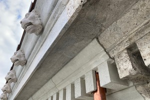  Blick auf das Tempelgesims West nach Instandsetzung des Betonwerksteins und Restaurierung des Natursteins 