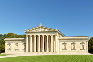  Im Zuge umfangreicher Restaurierungsarbeiten wurden die historischen Fassadenflächen der Glyptothek in München denkmalgerecht saniert 