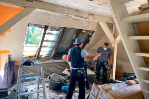  Die Dachhandwerker von Diekmann Bedachungen aus Herne öffnen das Dach für den Einbau der großflächigen Velux-Lichtlösung 3-in-1 