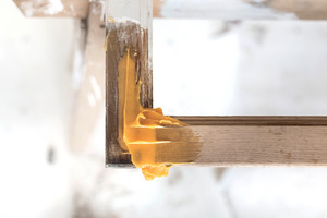  Beim Glattziehen der Holzergänzungsmasse muss man darauf achten, dass die Vertiefungen ohne Lufteinsschlüsse geschlossen werden 