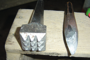  Typische Werkzeuge des Betonstockens sind Hammer und Meißel. Der Stockhammer ist ausgestattet mit pyramidenförmigen Zähnen, die unterschiedlich raue Oberflächen erzeugen 