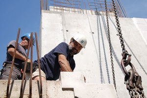  Handwerker setzten sie vor Ort zusammen 