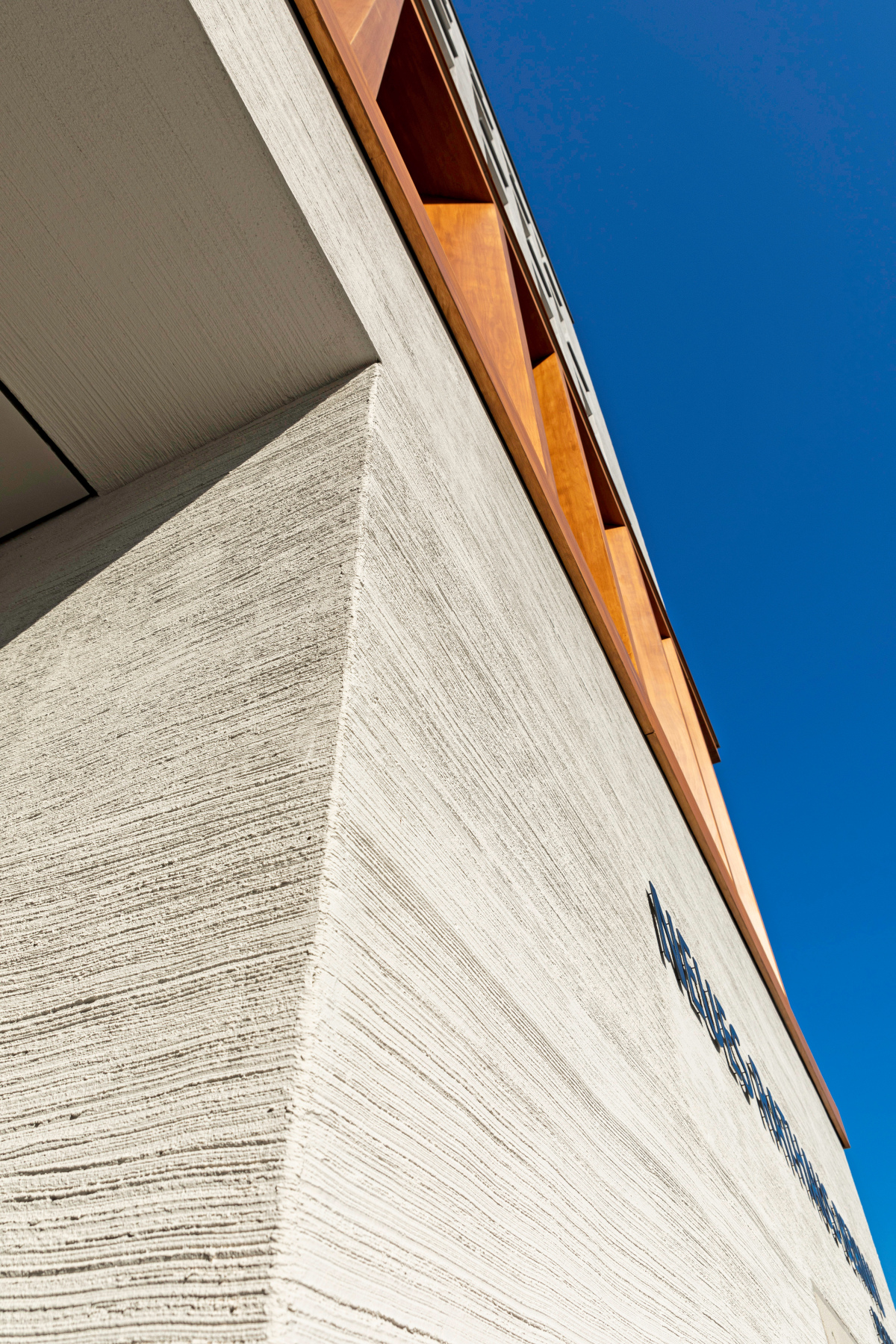 Putz in Besenstrichtechnik an der Fassade des Rathauses in Bernau