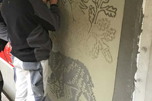  Mit dieser Schablone wurde das Stadtwappen in Sgraffito-Technik aus dem zweilagigen Fassadenoberputz ausgekratzt 