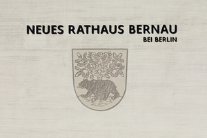  Neben dem Eingang des Neuen Rathauses befindet sich das Stadtwappen  von Bernau 