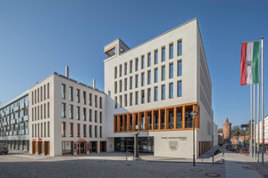  Das neue Rathaus in Bernau bei Berlin steht in exponierter Lage in der historischen Altstadt. Unregelmäßige Rillen in Besenstrichtechnik machen die mineralisch gedämmte Fassade lebendig 