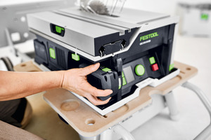  Die Akku-Tischkreissäge „CSC SYS 50“ von Festool mit gut ablesbarem Display 